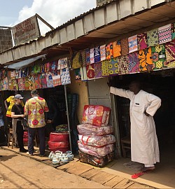 les boutiques de tissus dans le quartier de la « Brique » à Yaoundé
