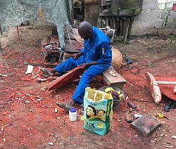 le sculpteur en plein travail
