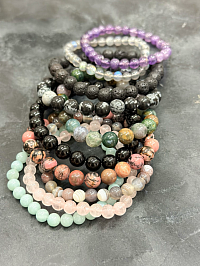 un grand choix de bracelets, pendentif et pierres roulées
